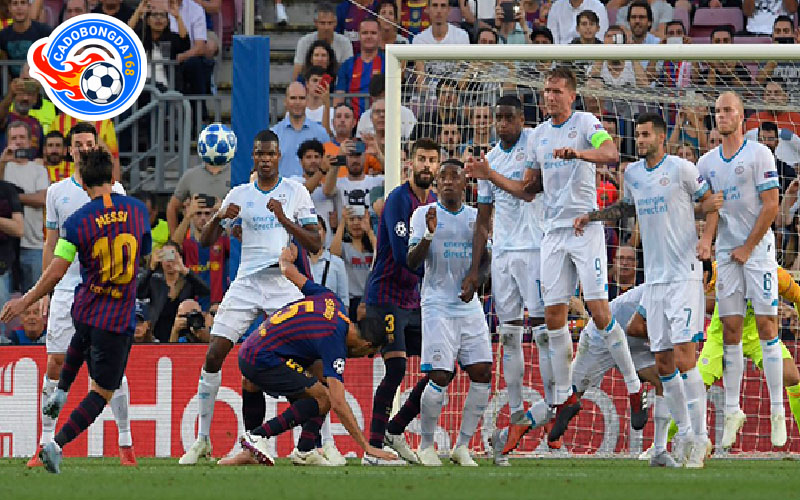 Messi thực hiện pha đá phạt trực tiếp